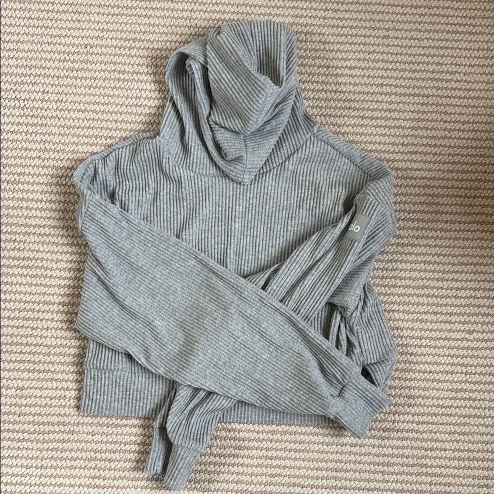 ALO Lightweight Ribbed Turtleneck cropped hoodie in Gray
